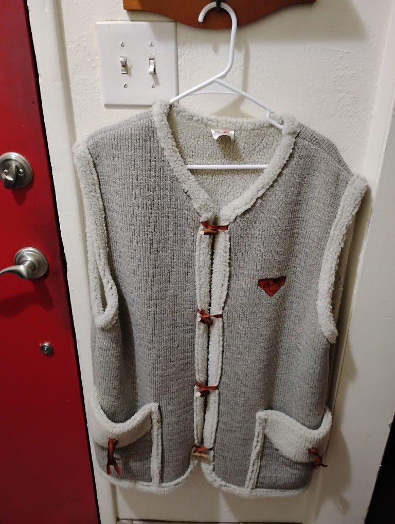 Very Nice Like New Women's Sherpa Vest Size (L) Runs A Little Bigger, Located In Reedley