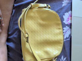 Yellow handbag, cross bag, perfect for daily runs, two zippers and total three slots