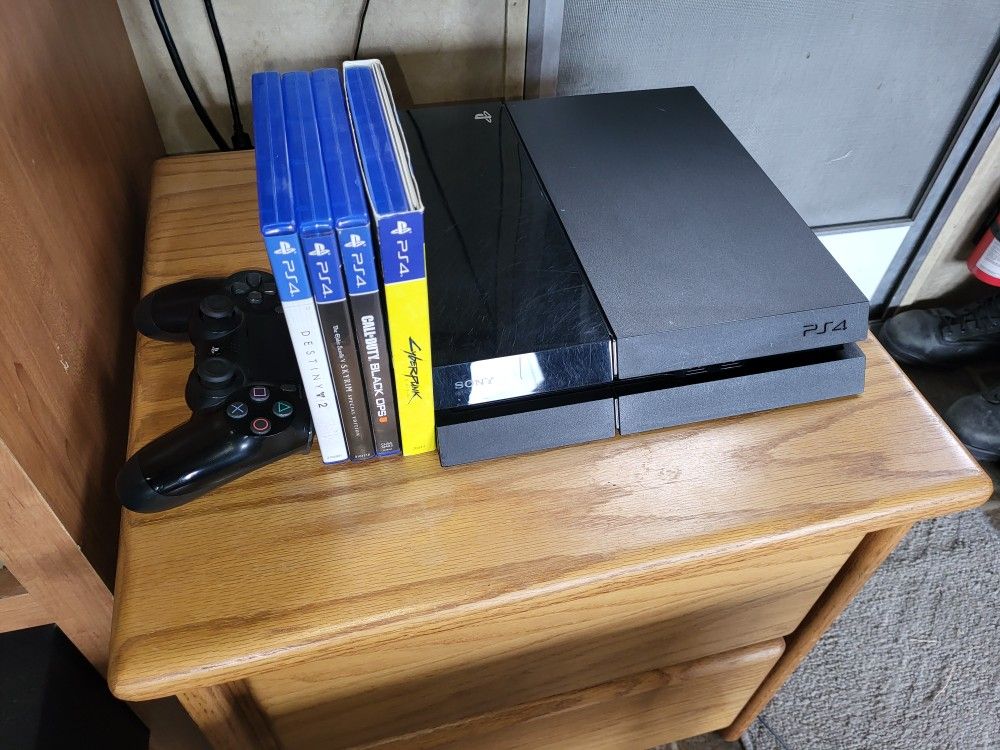 PS4 1 TB And 4 Games