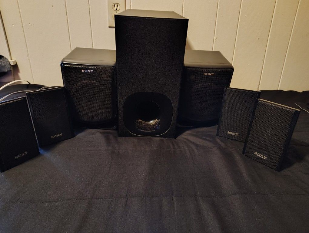 Sony surround sound home theater system and free lg Blu Ray player.Everything works great everything in pictures is included.
