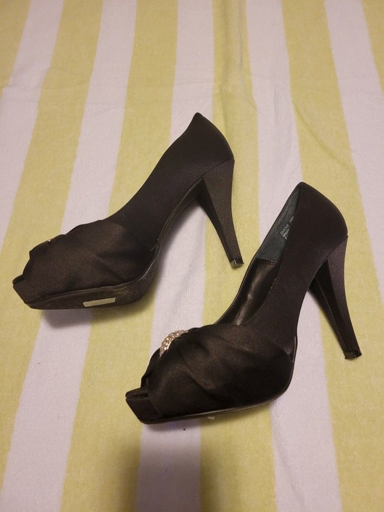NWOB! Michaelangelo Black Satin Heels With Gold Bling Accent.