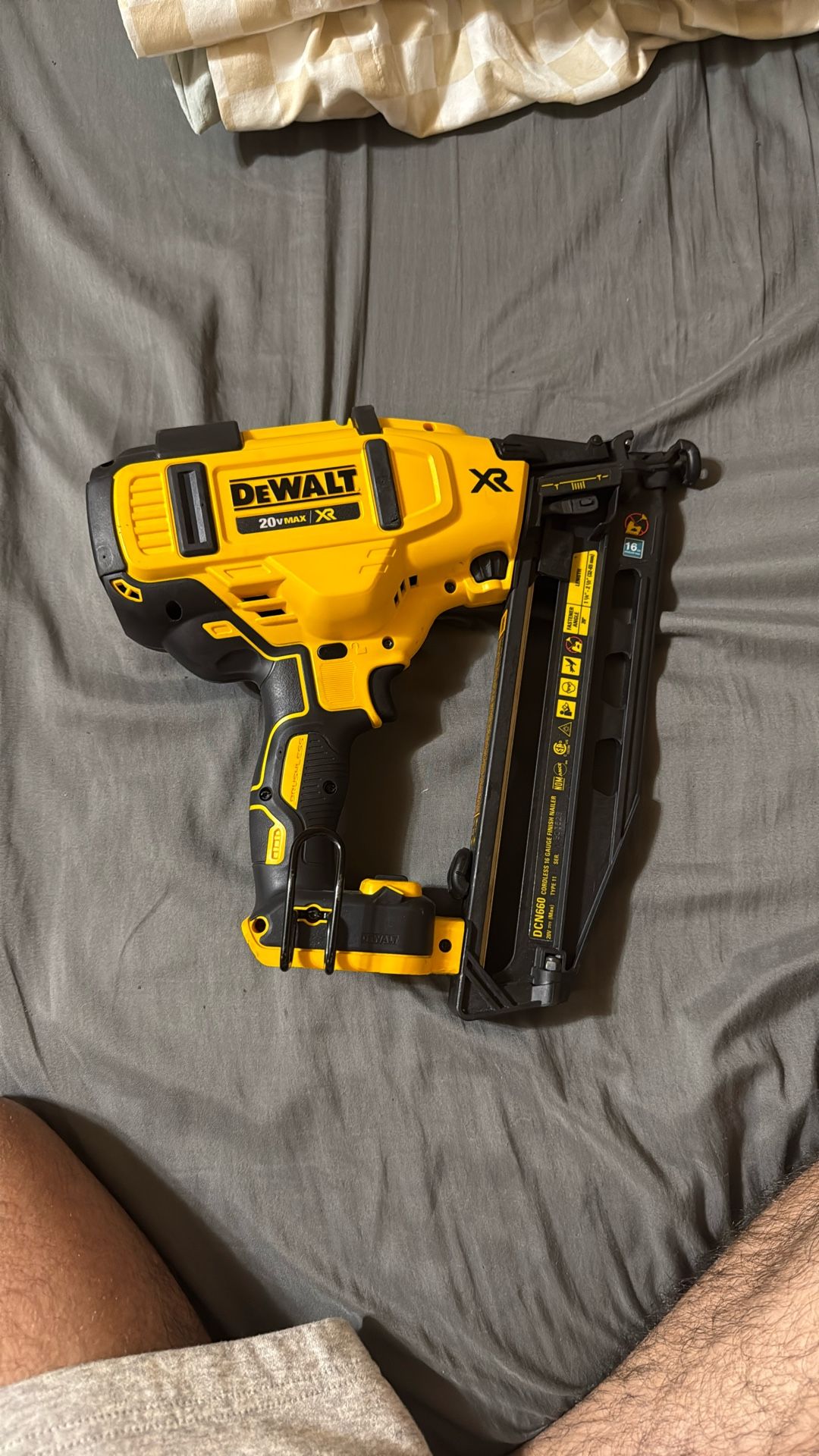 DEWALT 20V MAX XR 16-Gauge Lithium-Ion Cordless Finish Nailer (Tool Only)