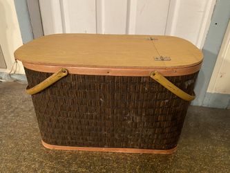 Vintage Hawkeye picnic basket with removable footed tray and accessories