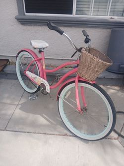 Ladies 26" Huffy Cranbrook beach cruiser with basket