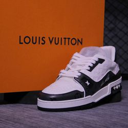 Brand new and Authentic Louis Vuitton Trainer Sneaker Black/white Size 10