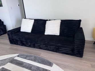 Black Sofa – Excellent Condition