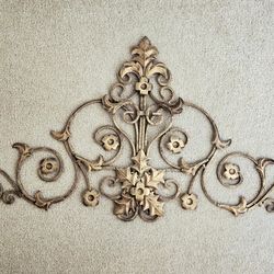 Vintage-Style Ornamental Wall Decor – Wrought Iron Floral Scroll Design