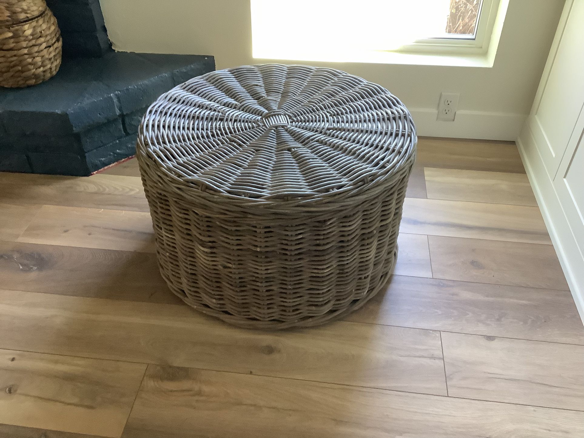 Wicker Storage Table/ottoman