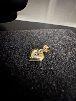 NEW - 10k gold heart pendant (13.5mmx8.5mm) with CZ diamond in the center.