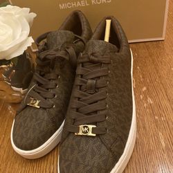 AUTHENTIC MICHAEL KORS BROWN MONOGRAM 7.5