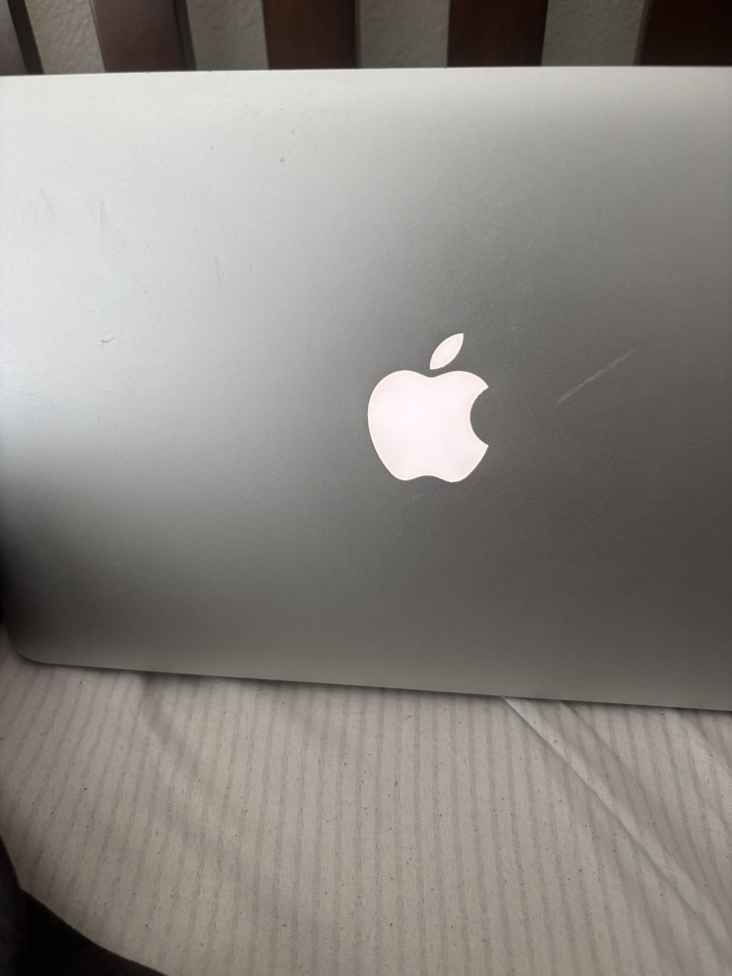 Apple MacBook Air 11.6" LED Laptop 1.6GHz Intel i5 4GB 128GB SSD MJVM2LLA 2015