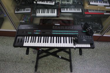 Yamaha DX7 Digital Programmable Synthesizer 61-Key Keyboard W/YMM2 Midi Merge Box