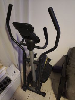 Elliptical Machine Gold Gym Like New.