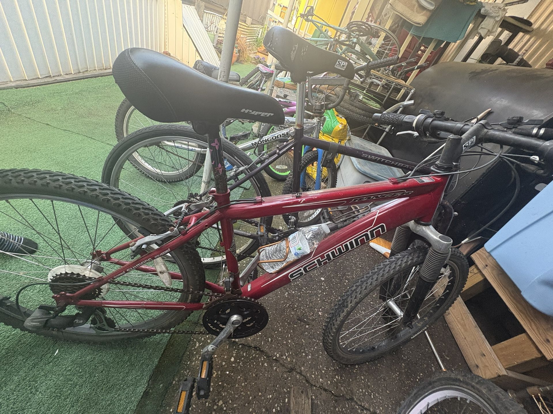 SCHWINN PERFORMANCE MOUNTAIN BIKE