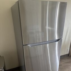 Insignia Refrigerator 