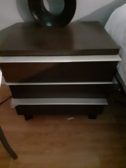 Mesas De Noche $20 Cada Una. Las Gavetas Ruedan Solas. Excellent Condition.