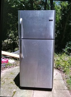 Excellent Condition 20 cubic ft full size fridgidaire refrigerator
