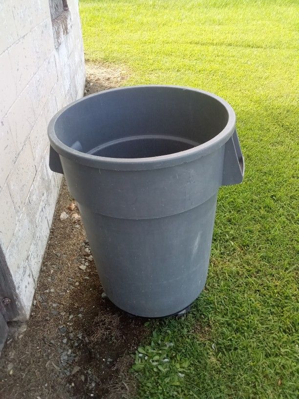 Commercial Trash Cans 