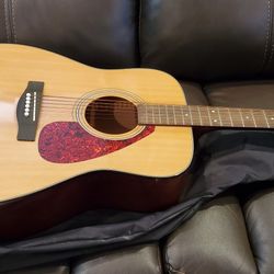 Yamaha Acoustic Guitar Eith Case And Capo