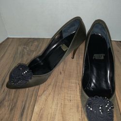 Allure Women's Army Green Pumps Size 8 High Heel Career Pointed Toe Party. They show some wear from use. Sold as is.

