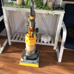 Dyson vacuum cleaner works perfect excellent condition