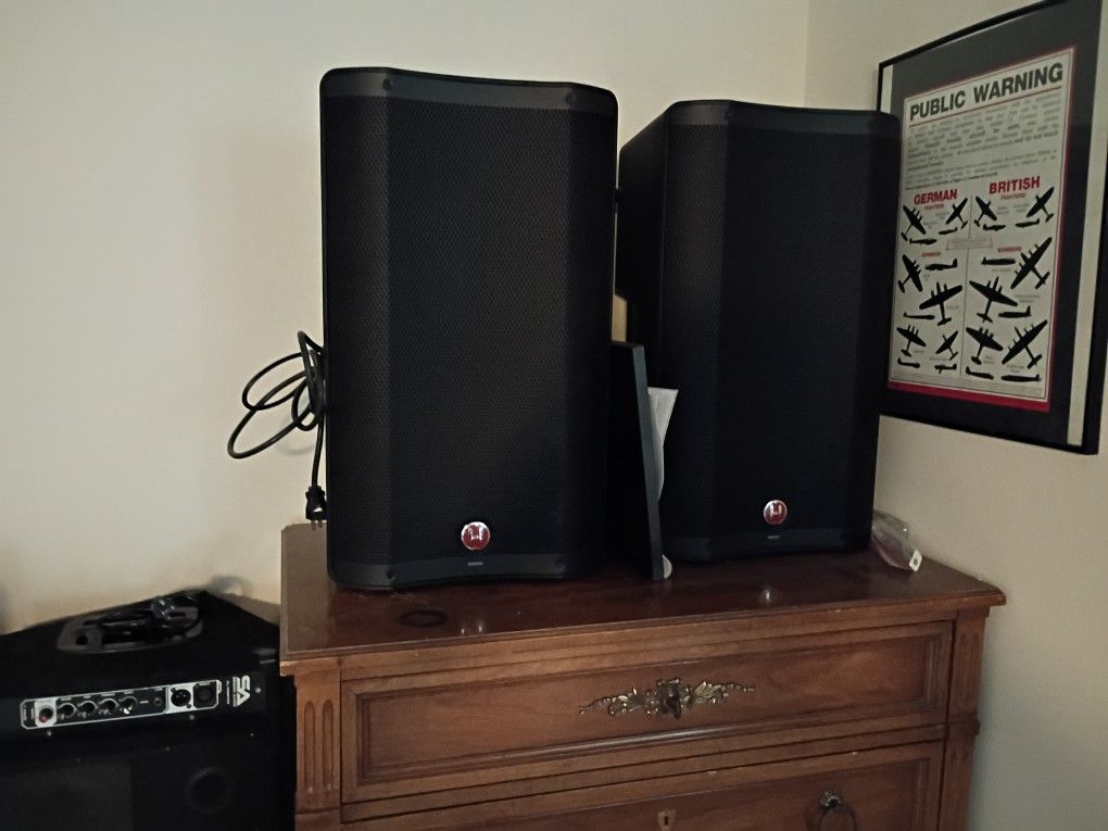 Harbinger Vari Series Model V2312 powered PA Speakers, 1000 Watts With stands