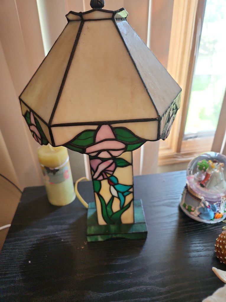 VTG Tiffany Style Table Lamp With Stained Glass Floral 9.5" Base 17

