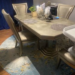 Dining table W/ Middle Extension Leaf  $500