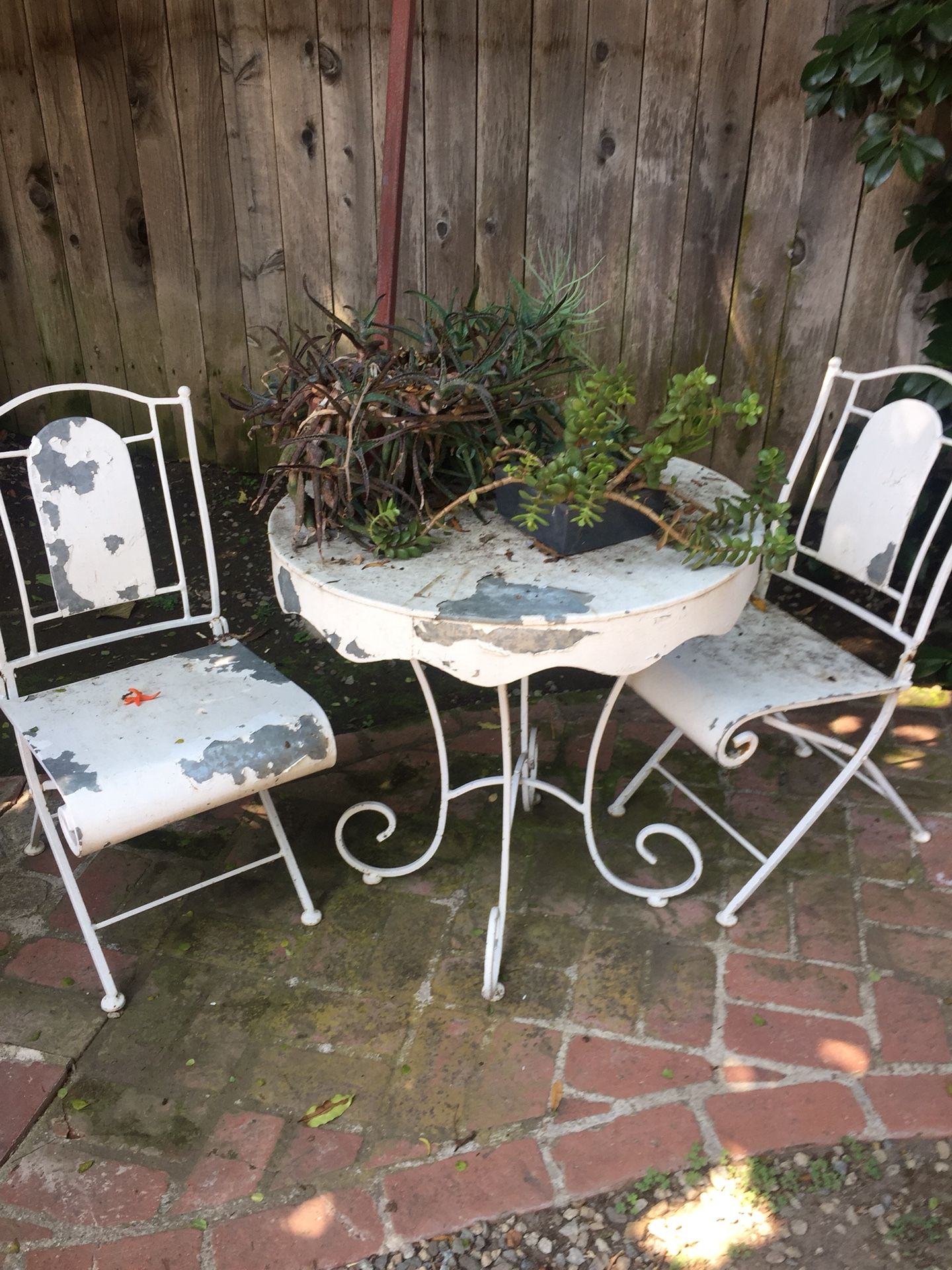 Metal table and 2 chairs