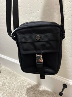 Lululemon Wanderlust 3L Cross-body in black