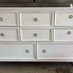 White deep 8-Drawer Dresser
