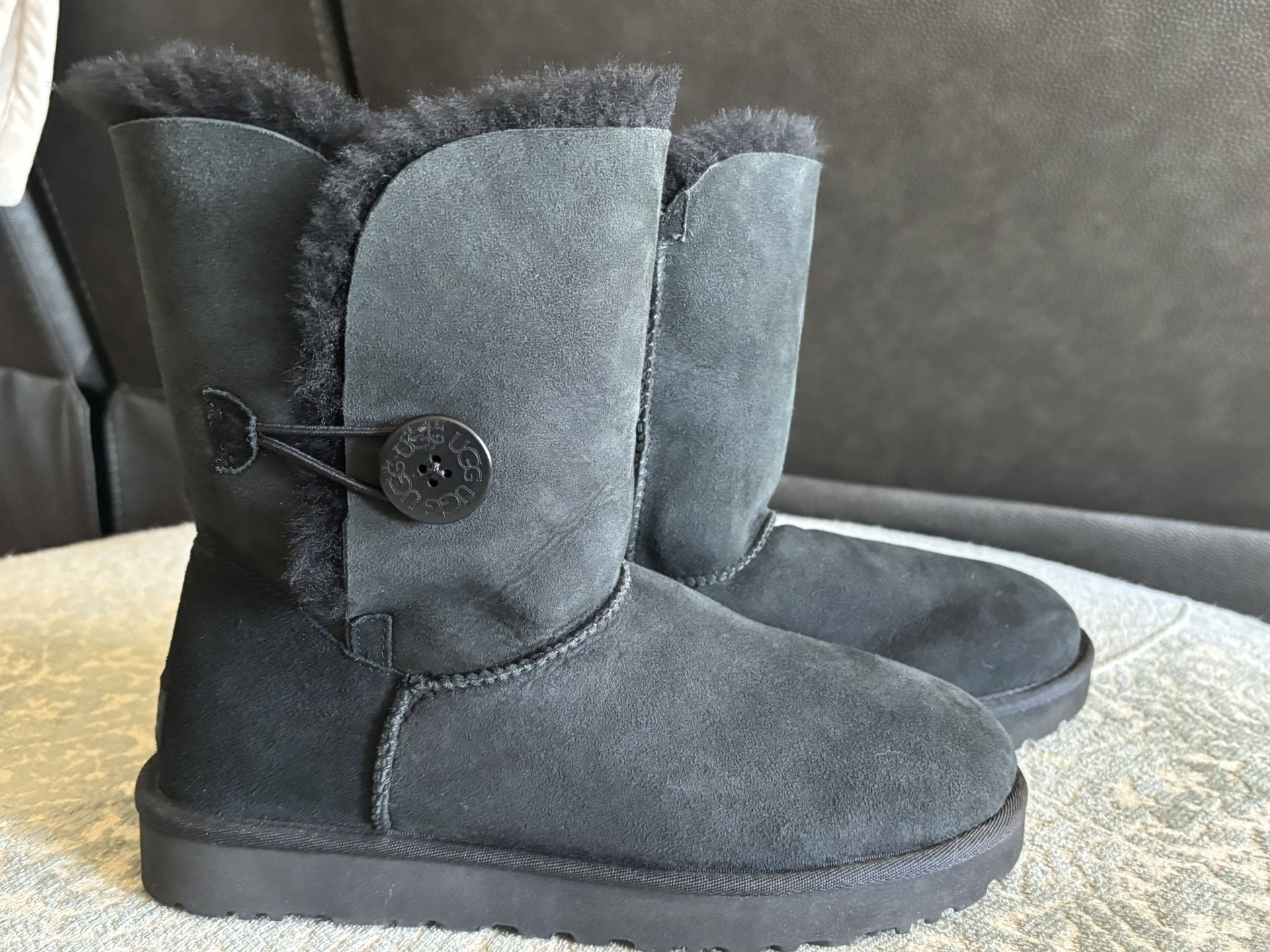 UGGS NEVER WORN Bailey Women’s Suede Boots size 10