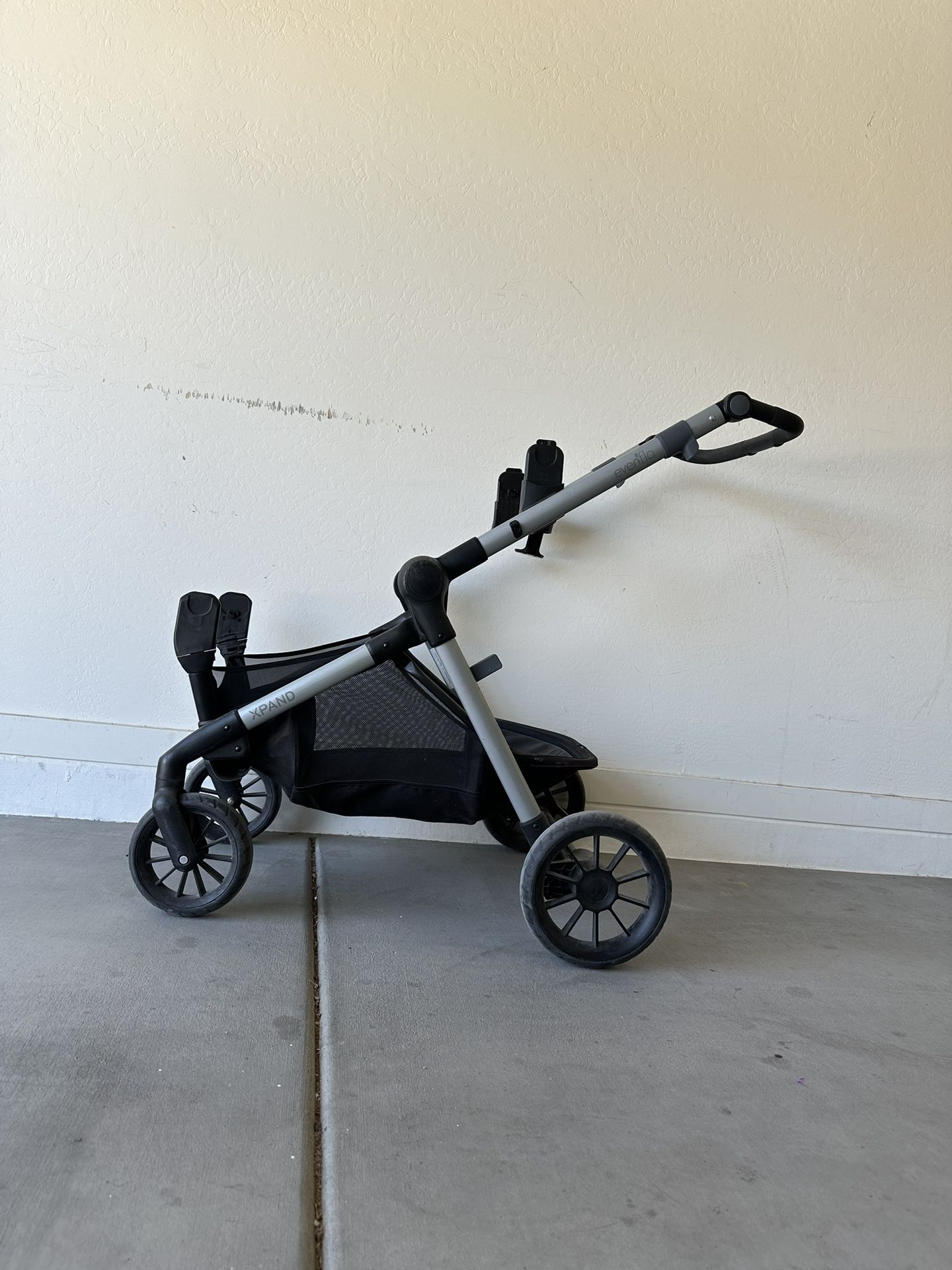 Evenflo Pivot Xpand Stroller & Infant Car Seat With Base for Sale in Mesa,  AZ - OfferUp
