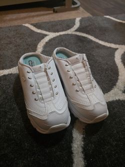 sketchers slip on sneakers 