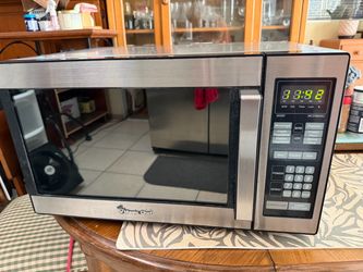 Magic Chef 900W Countertop Microwave