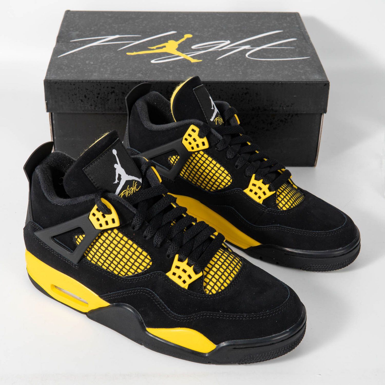 Air Jordan 4 Retro Thunder 2023