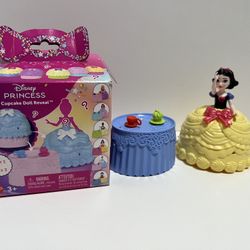 Snow White Disney Princess Cupcake Small Doll Reveal with 5 Surprises Including Doll & 2 Accessories
