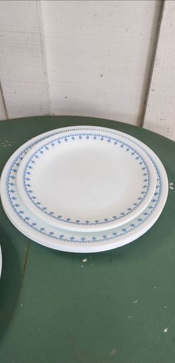 Vintage 7 Piece Corelle Snowflake Garland Pattern Plates