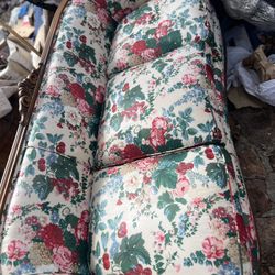 VINATGE COUCH FOR SALE     DELIVERY AVAILABLE 