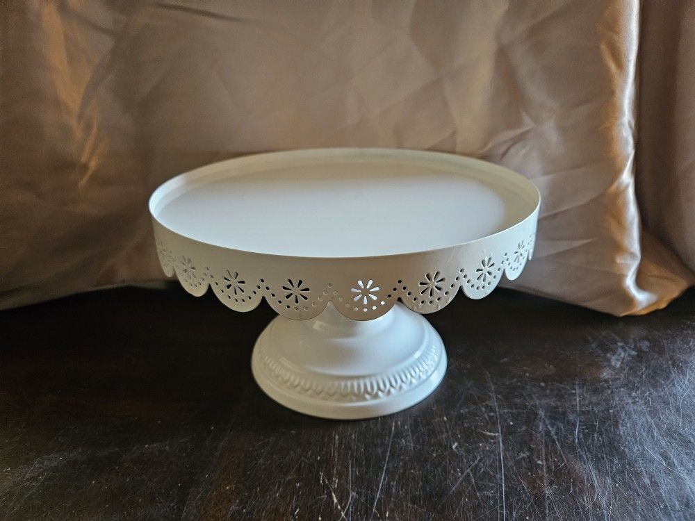 White Scalloped Metal Cake Stand