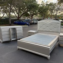 Beautiful Bedroom Set Queen Size Solid Wood Silver Color In Excellen Condition by Malaysia Furniture