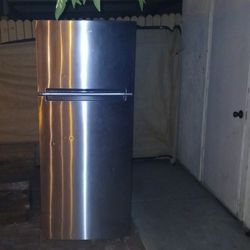 Whirlpool
18 cu. ft. Top Freezer Refrigerator in Stainless Steel