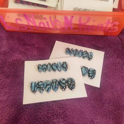 1 Set Of Press On Nails 