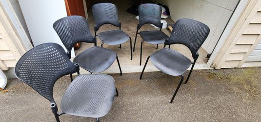 5x stackable lightweight chairs