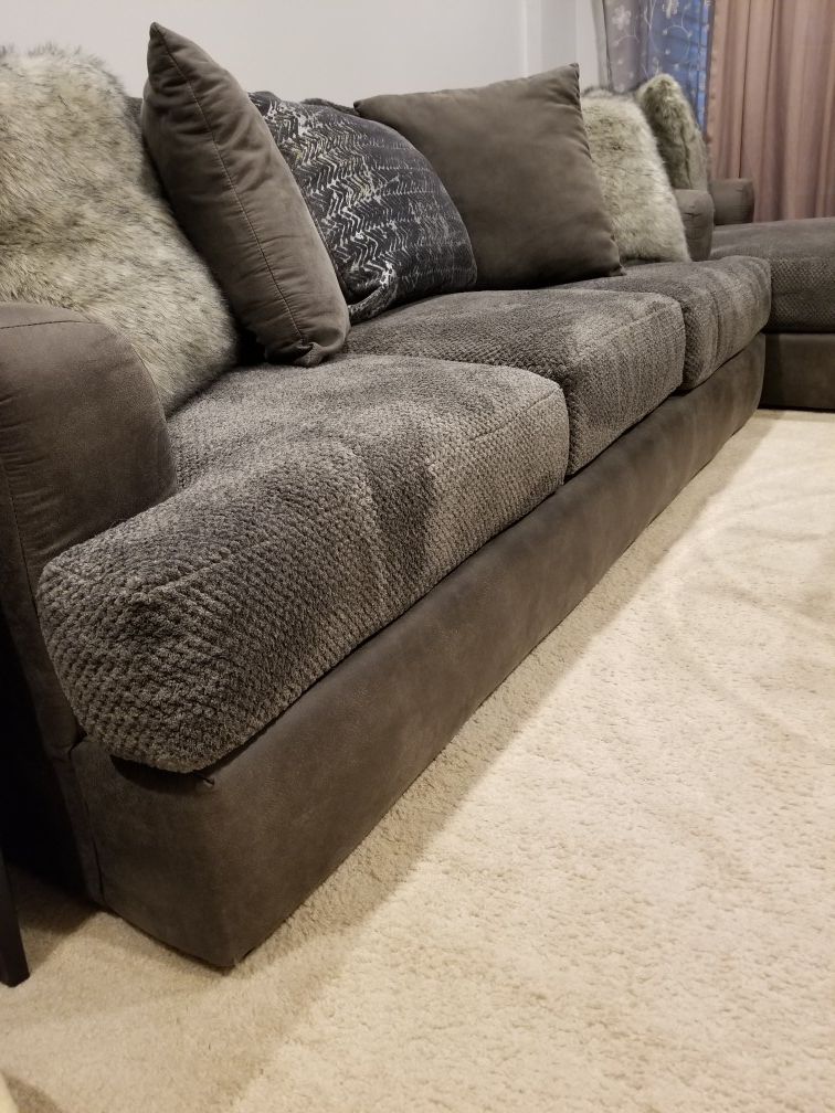 2pc Sectional MUST GO ASAP!!! BEST OFFER