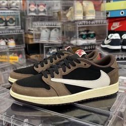 Brown reps right low-top basketball shoes