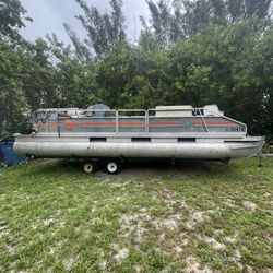 24ft Suntracker Pontoon Boat