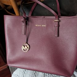 Michael Kors  Jet Set Travel Tote in Merlot