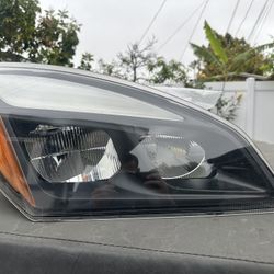 OEM HEADLIGHT FRONT RIGHT 2018 and newer frightliner Cascadia sleeper or Daycab. part # A66-01405-005.