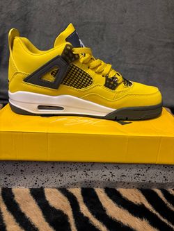 Jordan 4 Yellow Lightning Size 9.5 Men’s Sneakers